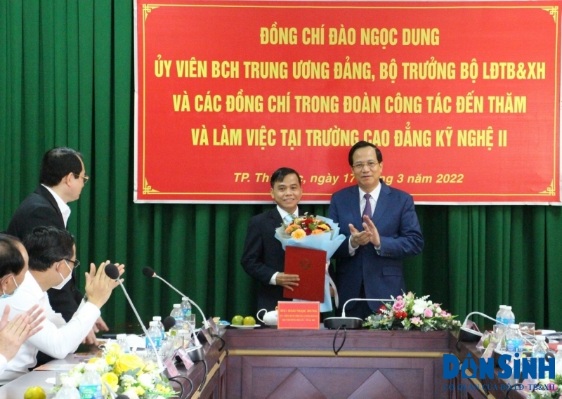 Bộ trưởng Đào Ngọc Dung trao Quyết định bổ nhiệm TS Bùi Văn Hưng làm Hiệu trưởng Trường Cao đẳng Kỹ nghệ II.