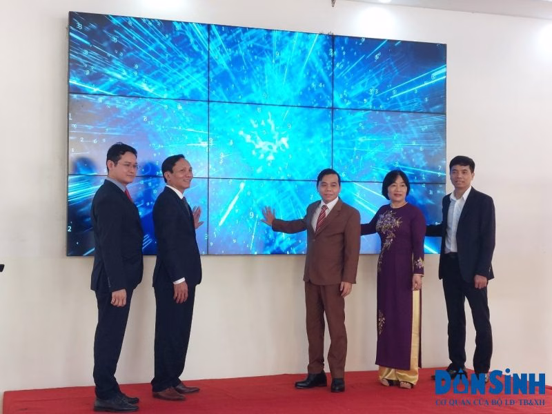 Lãnh đạo nhà trường khởi động dự án chuyển đổi số