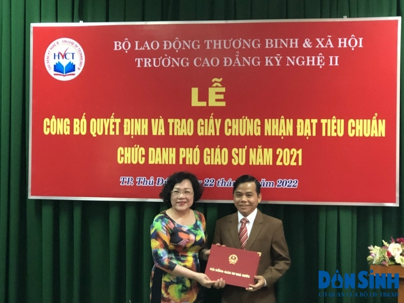 GS.TS Nguyễn Thị Mỹ Lộc trao quyết định công bố chức danh PGS cho TS Bùi Văn Hưng