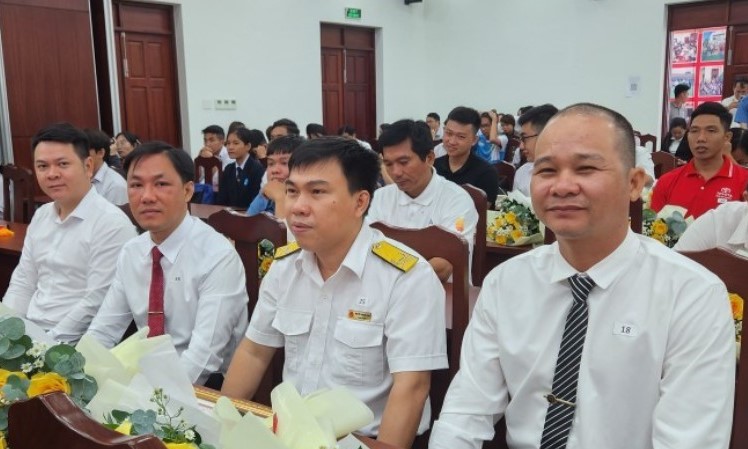 Anh Trần Đăng Lưu (hàng đầu, bên phải), cựu sinh viên HVCT- Giám đốc Công ty TNHH Đầu tư và Phát triển Đăng Lưu.