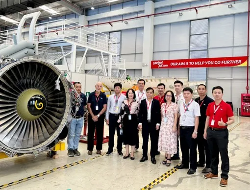 Đoàn công tác Trường CĐ Kỹ Nghệ II đến thăm và làm việc tại Công ty Cổ phần hàng không Vietjet